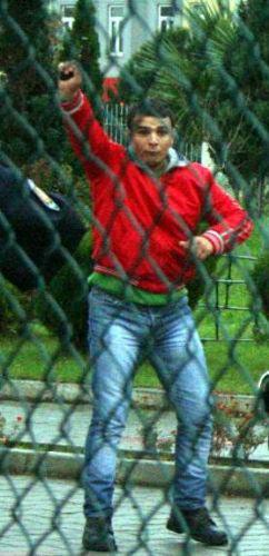 Futbol maçında silahlar konuştu