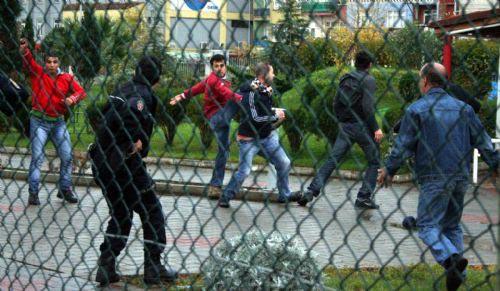 Futbol maçında silahlar konuştu