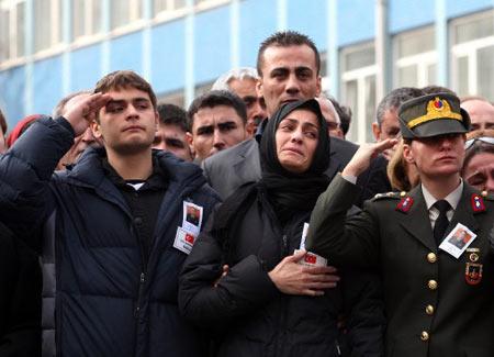 Şehit annesinin önünde eğildi - Resim 8