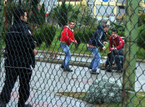 Futbol maçında silahlar konuştu