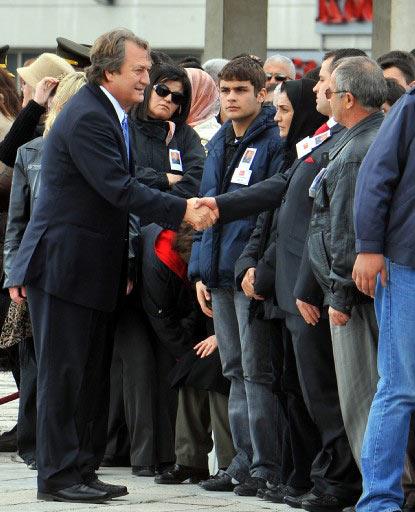 Şehit annesinin önünde eğildi - Resim 13