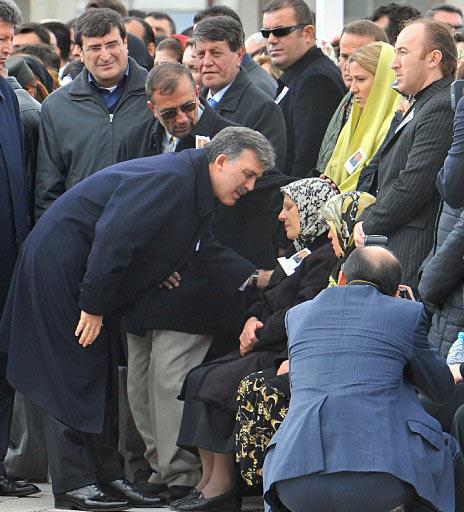 Şehit annesinin önünde eğildi - Resim 14