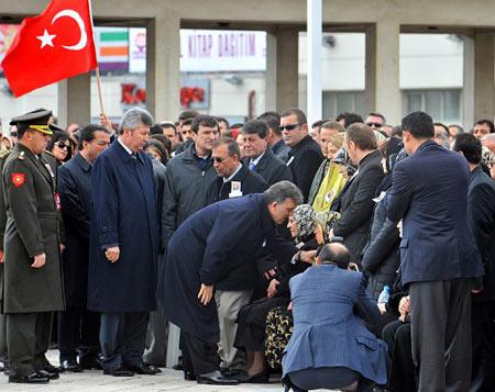Şehit annesinin önünde eğildi - Resim 6
