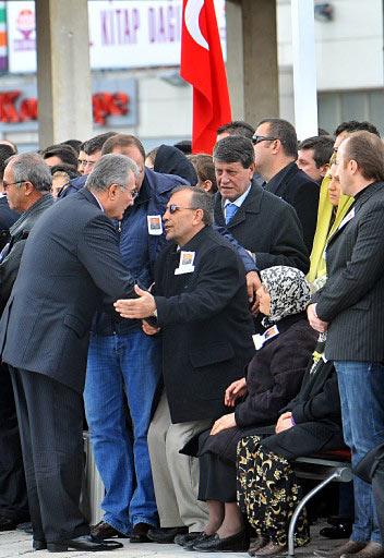 Şehit annesinin önünde eğildi - Resim 4