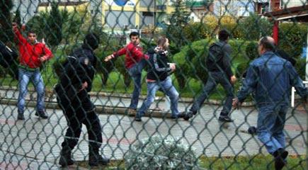 Futbol maçında silahlar konuştu