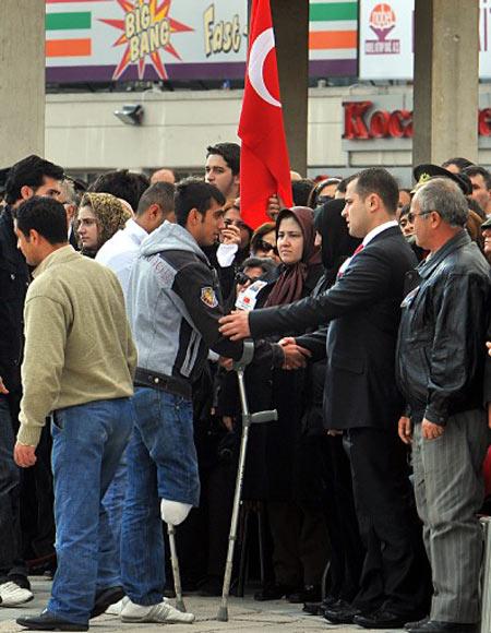 Şehit annesinin önünde eğildi - Resim 17