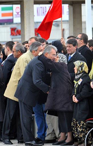Şehit annesinin önünde eğildi - Resim 2