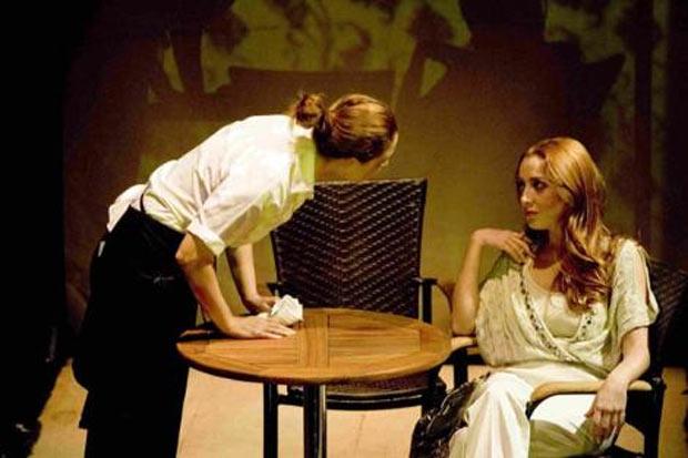 Tiyatroda lezbiyen öpüşme