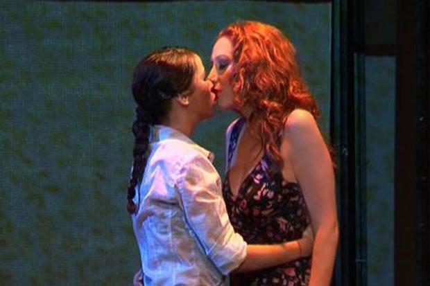 Tiyatroda lezbiyen öpüşme