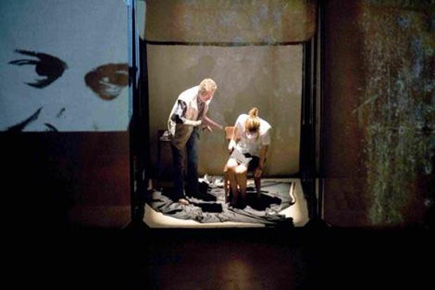 Tiyatroda lezbiyen öpüşme