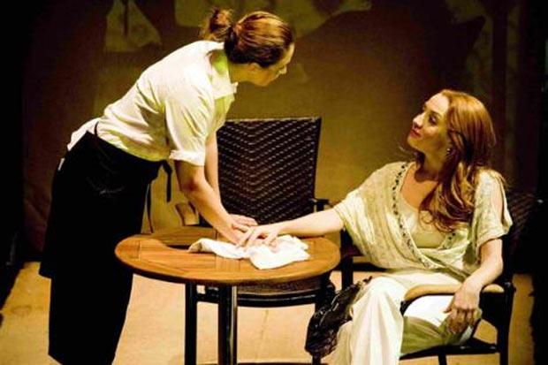 Tiyatroda lezbiyen öpüşme