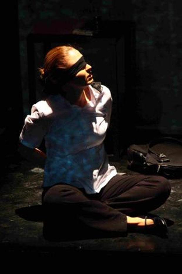 Tiyatroda lezbiyen öpüşme