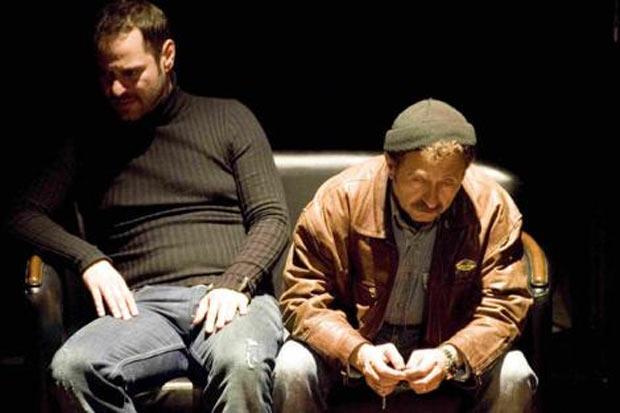 Tiyatroda lezbiyen öpüşme