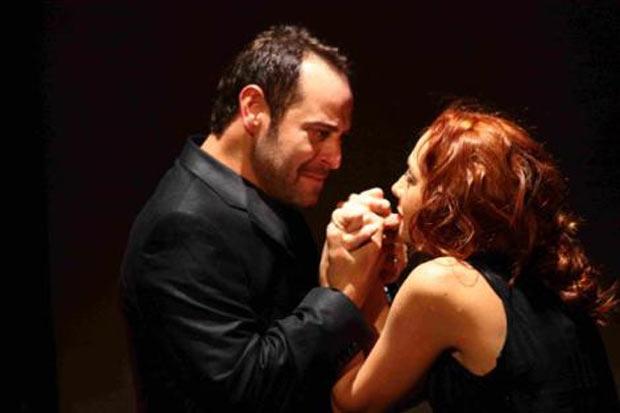 Tiyatroda lezbiyen öpüşme