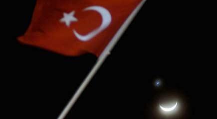 Gökyüzünde AY - YILDIZ buluşması