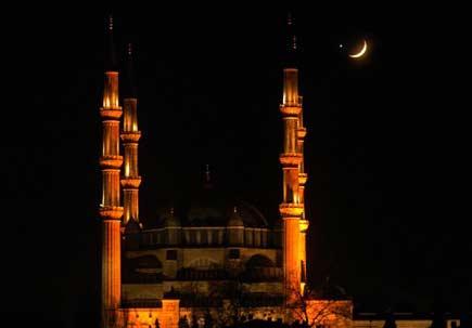 Gökyüzünde AY - YILDIZ buluşması