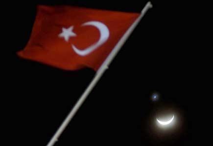 Gökyüzünde AY - YILDIZ buluşması