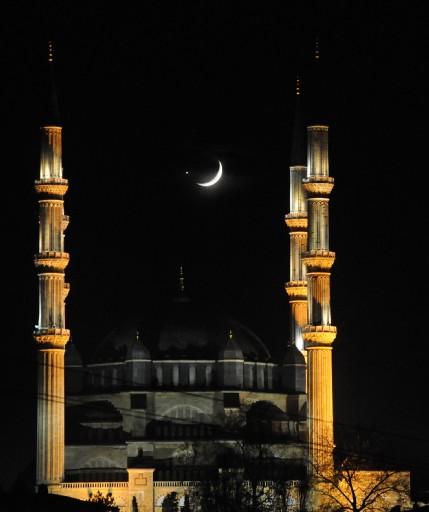 Gökyüzünde AY - YILDIZ buluşması