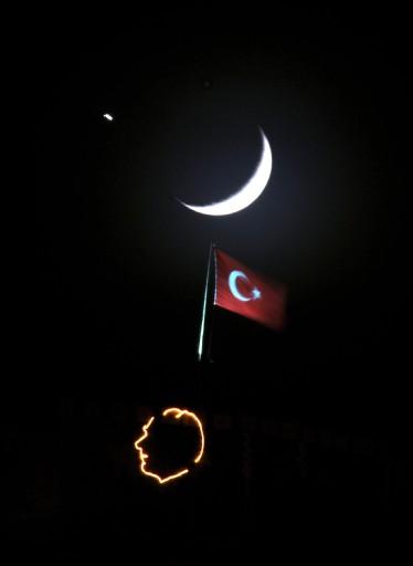 Gökyüzünde AY - YILDIZ buluşması