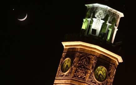 Gökyüzünde AY - YILDIZ buluşması