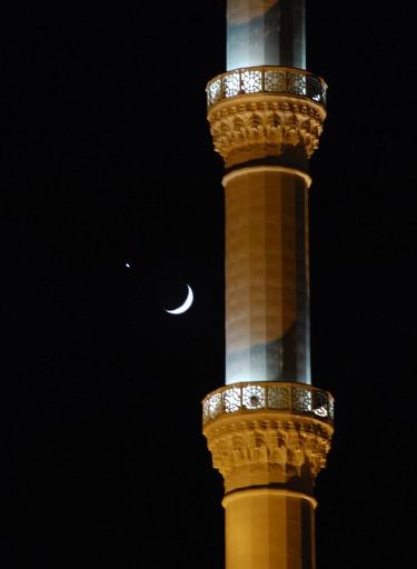 Gökyüzünde AY - YILDIZ buluşması