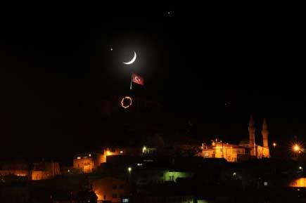 Gökyüzünde AY - YILDIZ buluşması