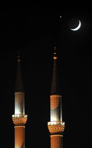 Gökyüzünde AY - YILDIZ buluşması