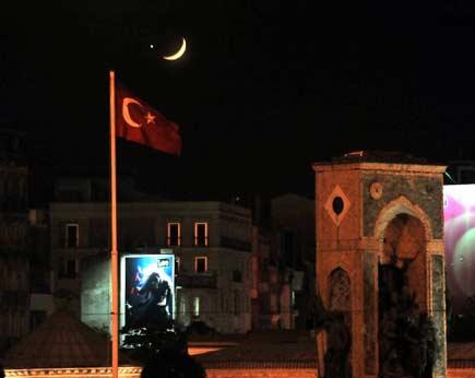 Gökyüzünde AY - YILDIZ buluşması