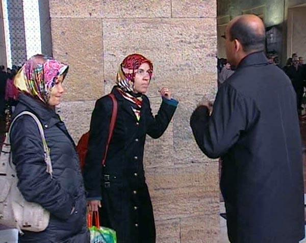 Türbanlı anneler Anıtkabir'e sokulmadı