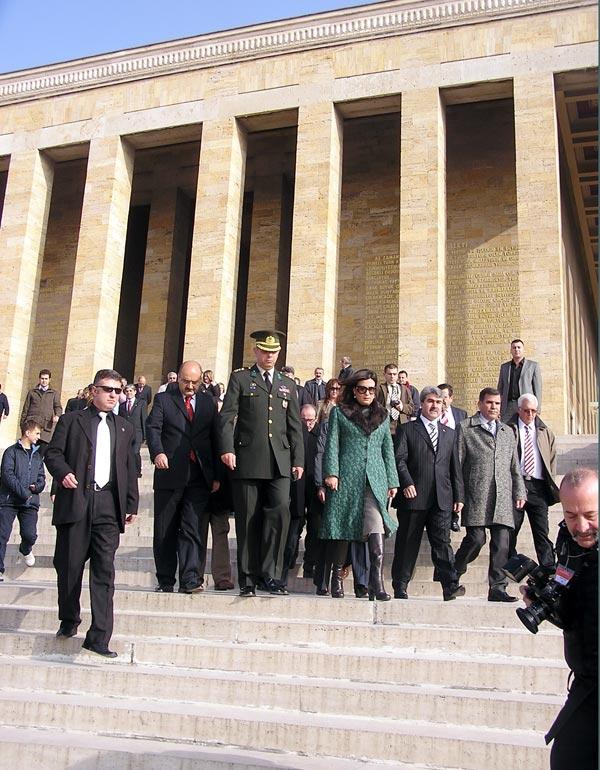 Türbanlı anneler Anıtkabir'e sokulmadı