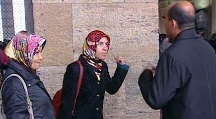 Türbanlı anneler Anıtkabir'e sokulmadı