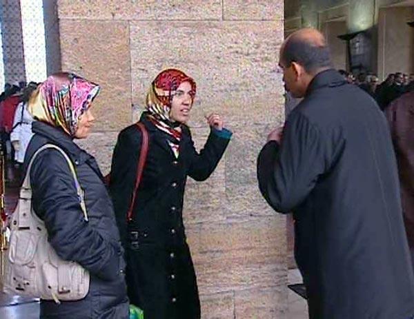 Türbanlı anneler Anıtkabir'e sokulmadı