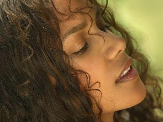 Halle Berry'nin elbisesi yırtıldı - Resim 1