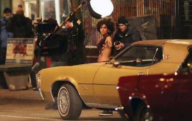 Halle Berry'nin elbisesi yırtıldı - Resim 7