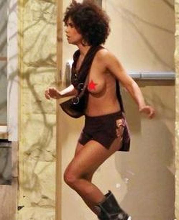 Halle Berry'nin elbisesi yırtıldı - Resim 5