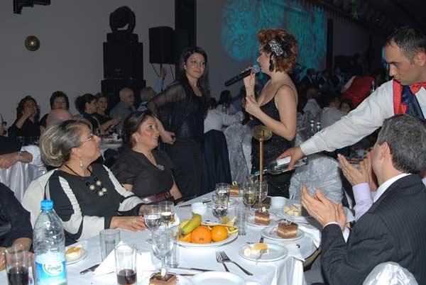 Pınar Eliçe'den yılbaşı performansı