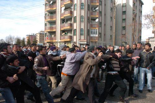 Ülkücülere linç girişimi