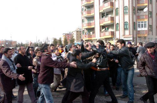 Ülkücülere linç girişimi