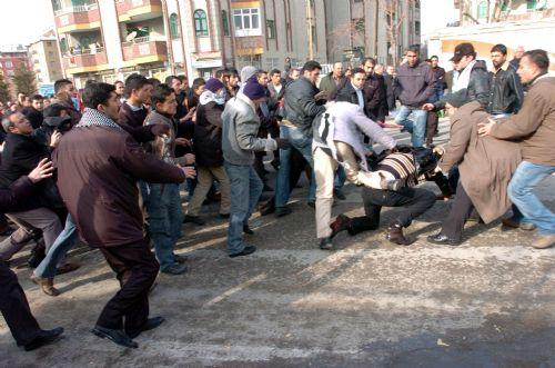 Ülkücülere linç girişimi