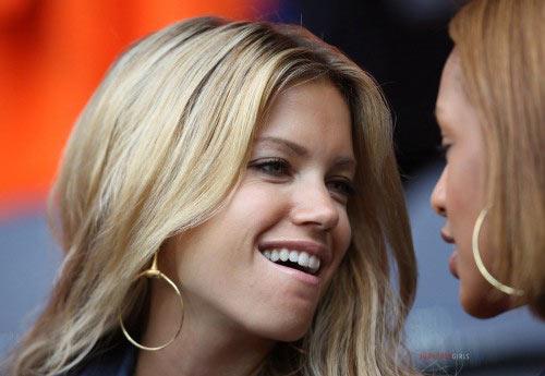 Sylvie Van Der Vaart - Resim 24