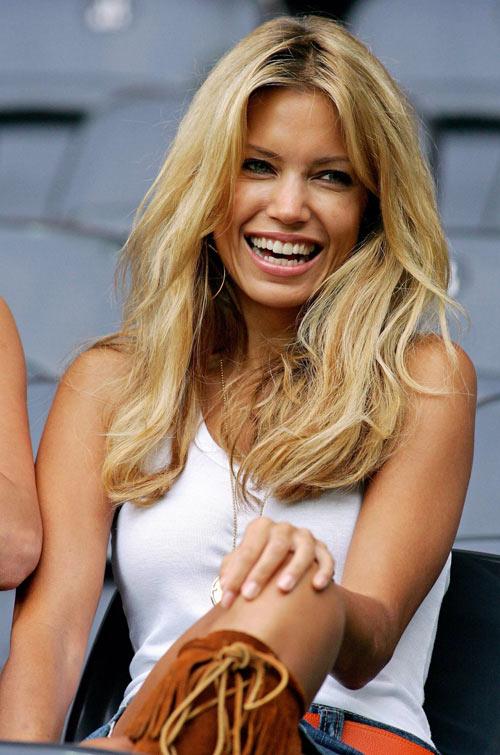 Sylvie Van Der Vaart - Resim 23