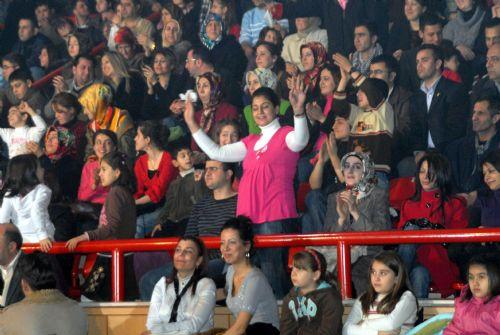 Vali Kürtçe şarkı söyledi