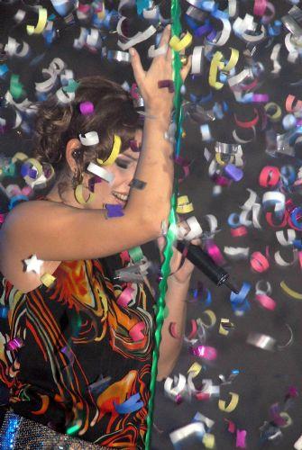 Vali Kürtçe şarkı söyledi