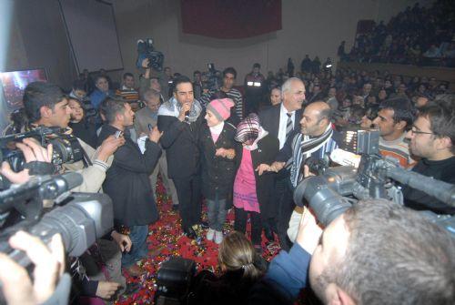 Vali Kürtçe şarkı söyledi