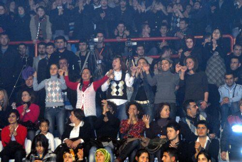 Vali Kürtçe şarkı söyledi