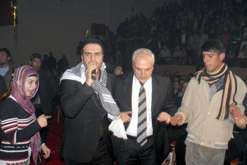Vali Kürtçe şarkı söyledi