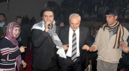Vali Kürtçe şarkı söyledi
