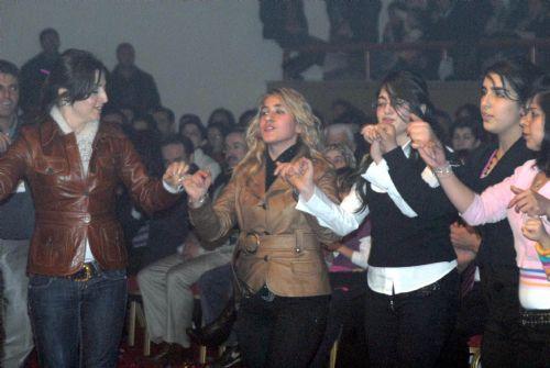 Vali Kürtçe şarkı söyledi