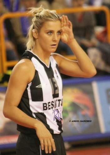 Dövmeli Kartal Milica Daboviç