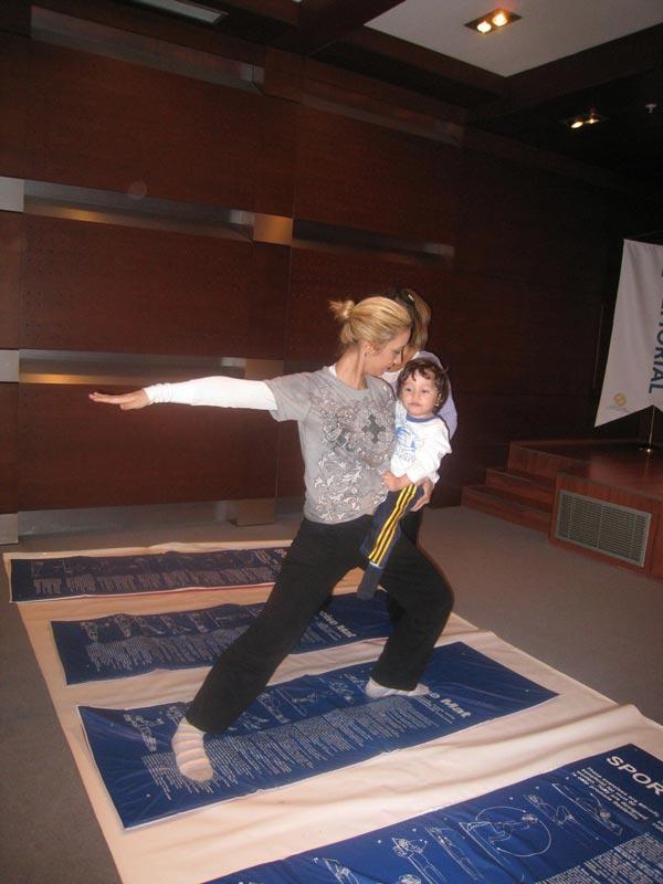 Balçiçek Pamir ikizleriyle yogada